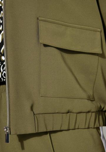 Куртка с накладнымит карманами