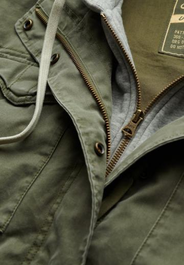 Куртка с накладнымит карманами