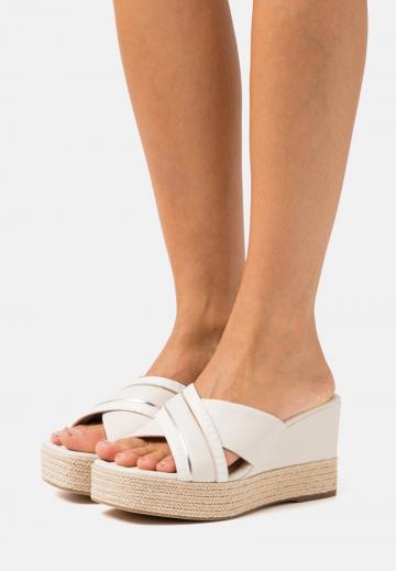 Босоножки на каблуке