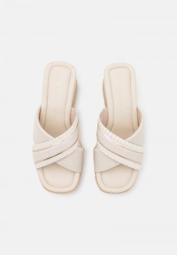 Босоножки на каблуке