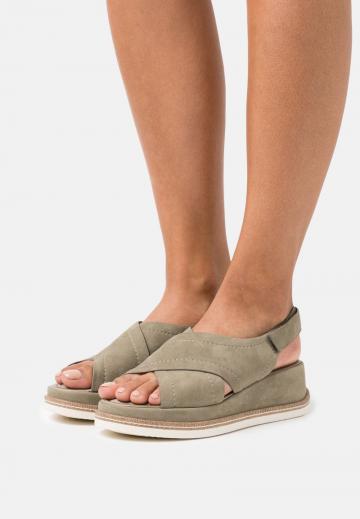 Босоножки на танкетке