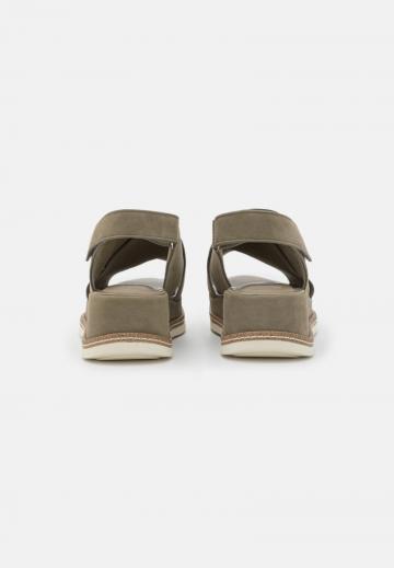 Босоножки на танкетке