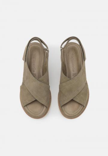 Босоножки на танкетке