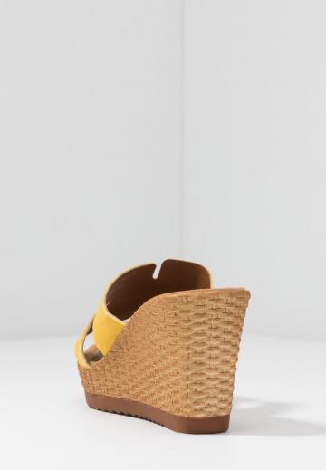 Босоножки на каблуке