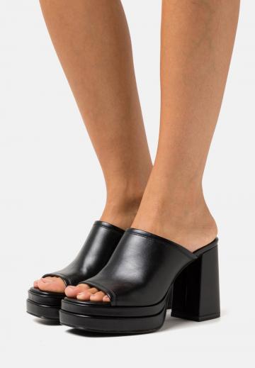 Босоножки на каблуке