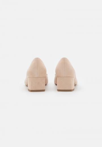 Туфли с высоким носом