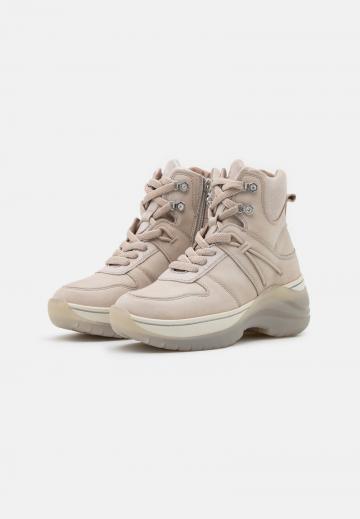 Ботинки на шнуровке