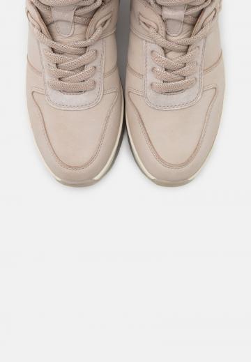 Ботинки на шнуровке