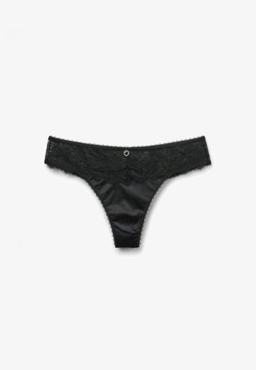 Трусы на бедрах