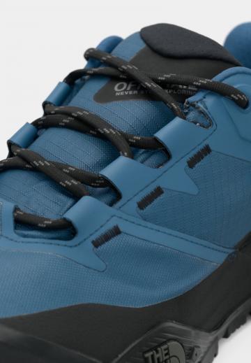 Походные кроссовки