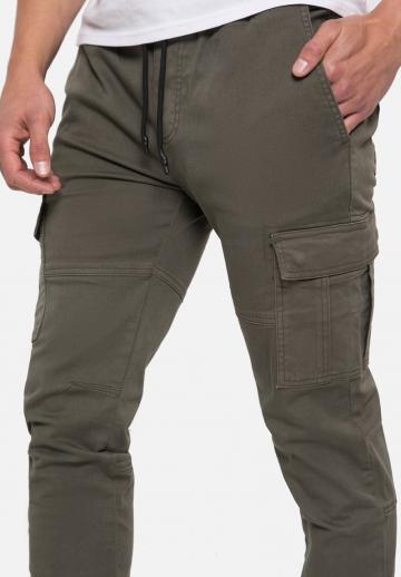 Брюки с накладными карманами