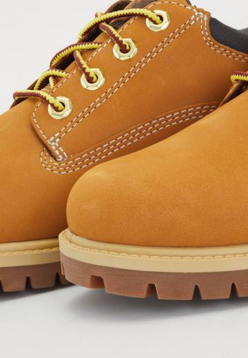 Ботинки на шнуровке