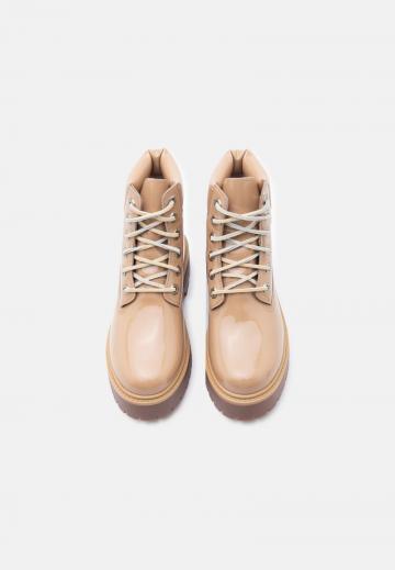 Ботинки на шнуровке