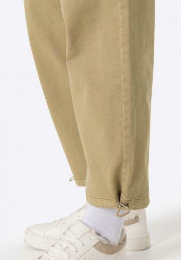 Брюки с накладными карманами