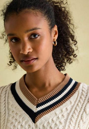 Пуловер с вырезом V