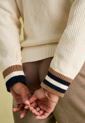 Пуловер с вырезом V