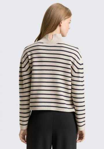 Пуловер в полоску