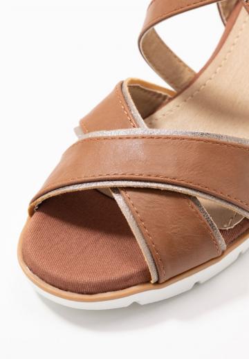 Босоножки на танкетке