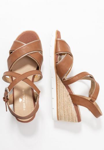 Босоножки на танкетке