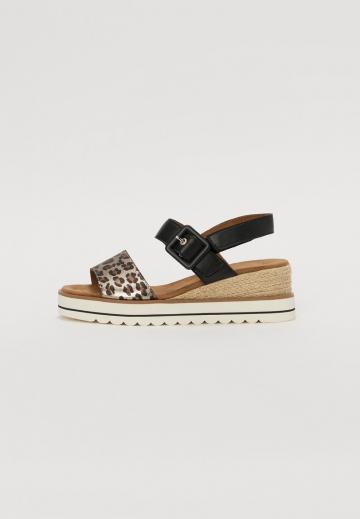 Босоножки на танкетке