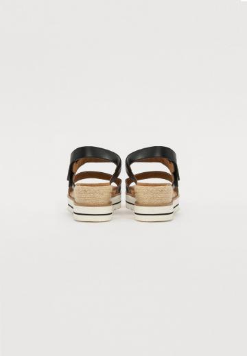 Босоножки на танкетке