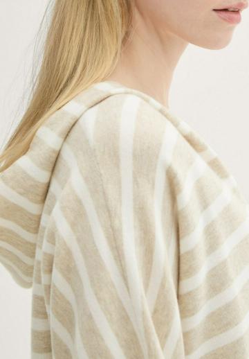 Пуловер в полоску