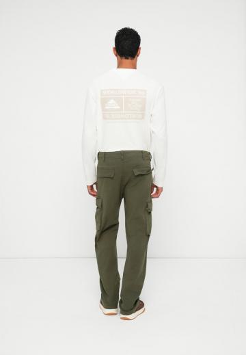 Брюки с накладными карманами