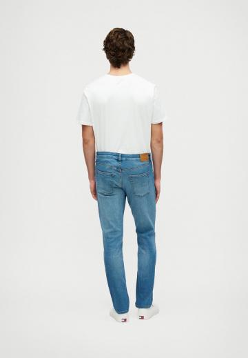 Узкие джинсы