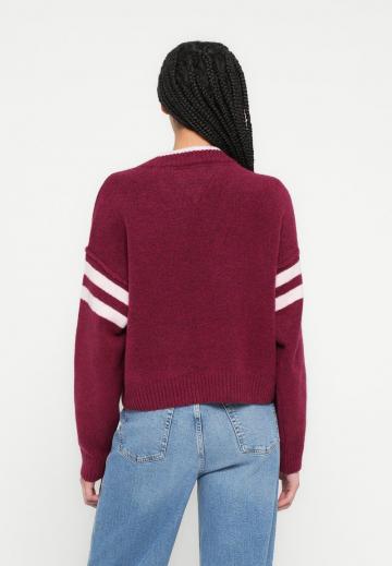 Пуловер с вырезом V