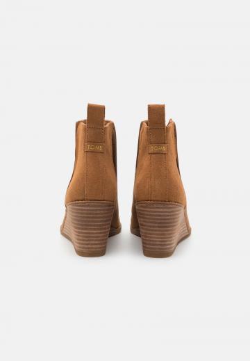 Сапожки на танкетке