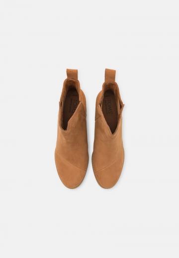 Сапожки на танкетке