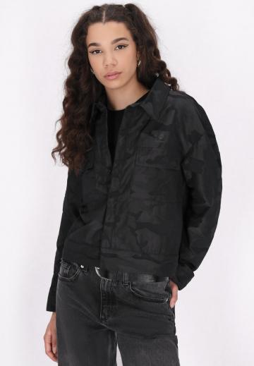 Куртка с накладнымит карманами