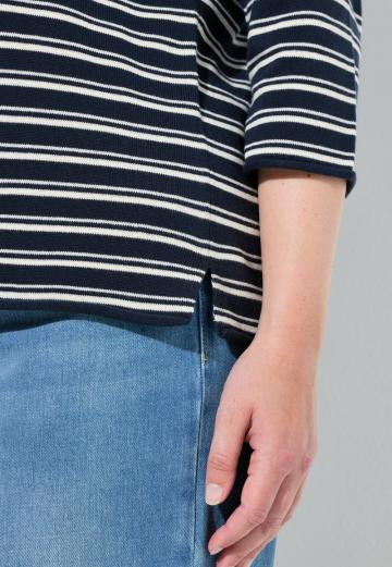 Пуловер в полоску