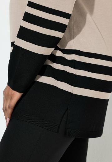 Пуловер в полоску