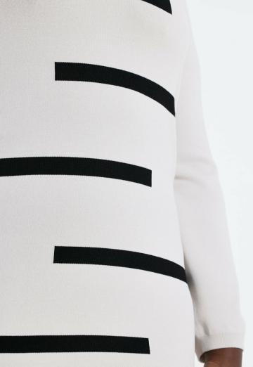 Пуловер в полоску