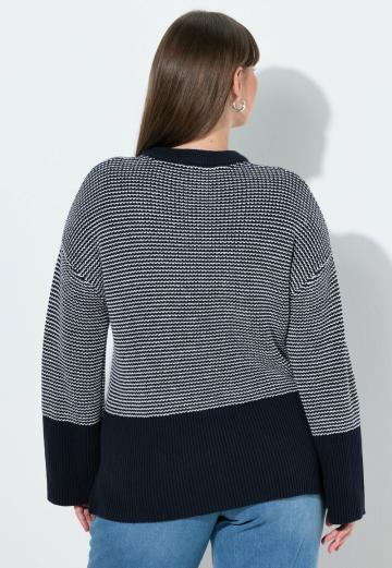 Пуловер в полоску