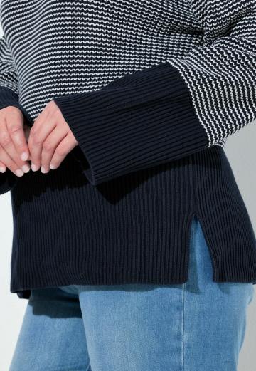 Пуловер в полоску