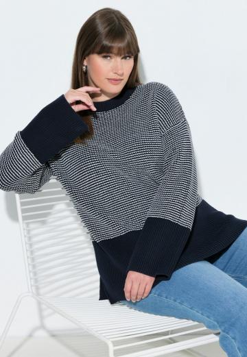 Пуловер в полоску