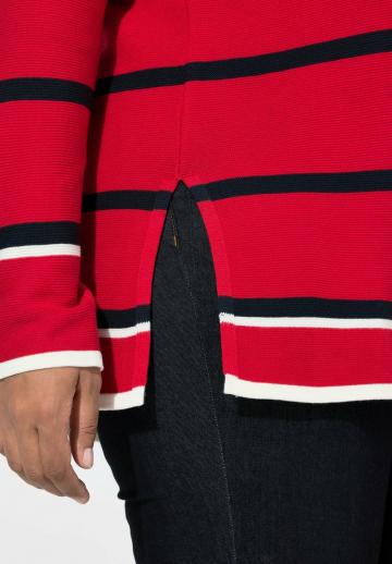 Пуловер в полоску