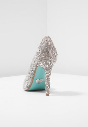 Туфли на высоком каблуке