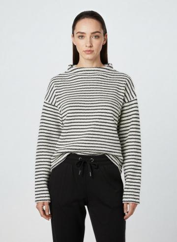 Пуловер в полоску