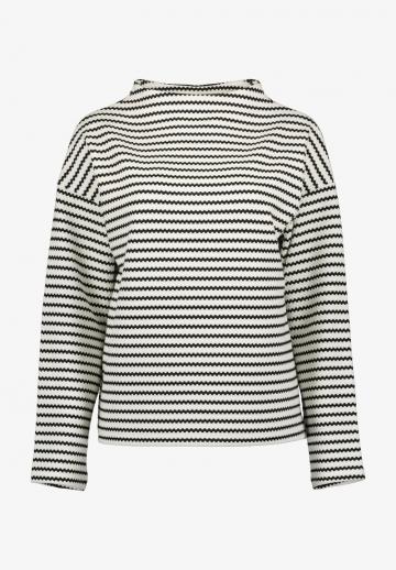 Пуловер в полоску