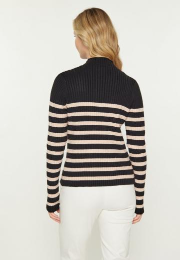 Пуловер в полоску
