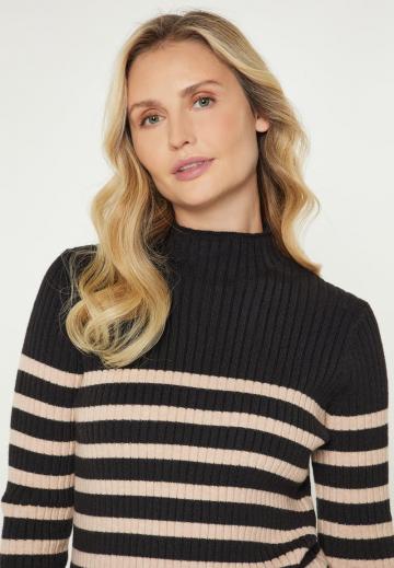 Пуловер в полоску