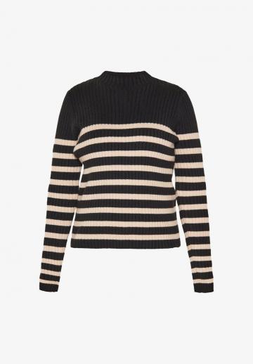 Пуловер в полоску