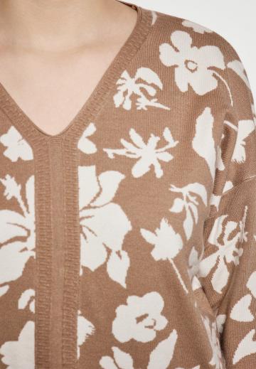 Пуловер с вырезом V