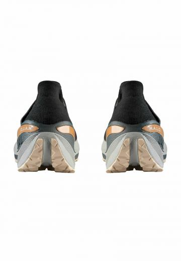 Походные кроссовки