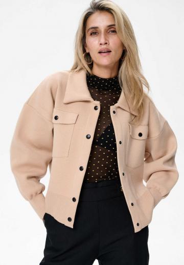 Куртка с накладнымит карманами