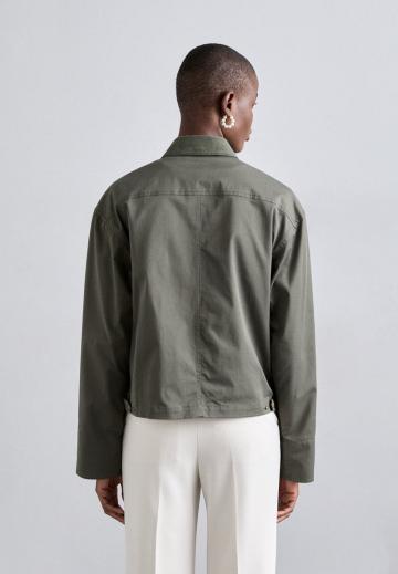 Куртка с накладнымит карманами