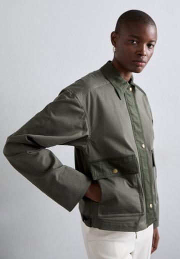 Куртка с накладнымит карманами